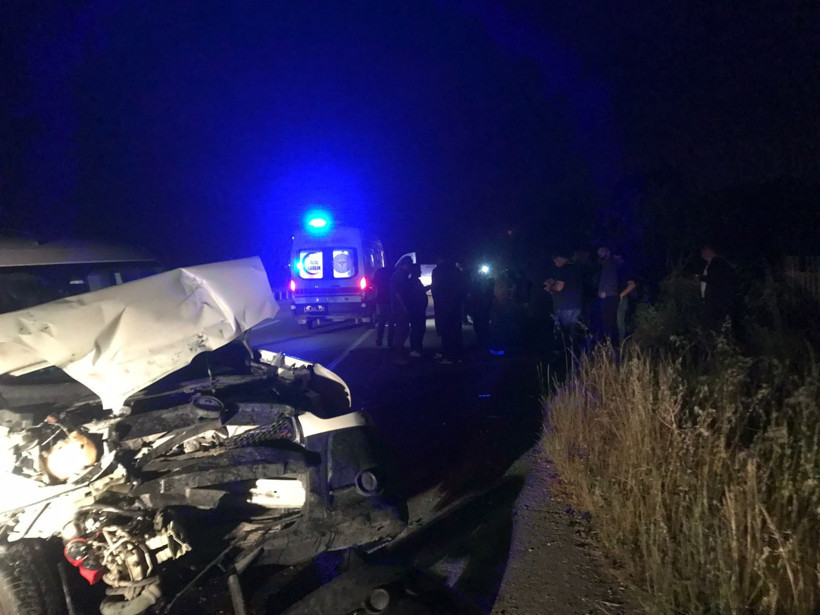 Traktör ile hafif ticari araç çarpıştı: Yaralılar var! - Resim : 5