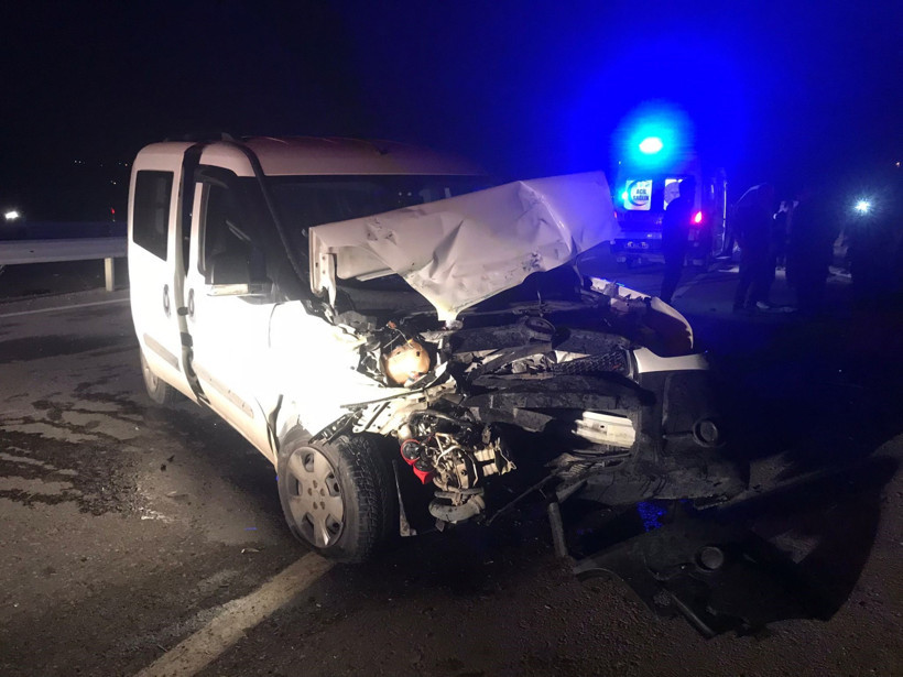 Traktör ile hafif ticari araç çarpıştı: Yaralılar var! - Resim : 4