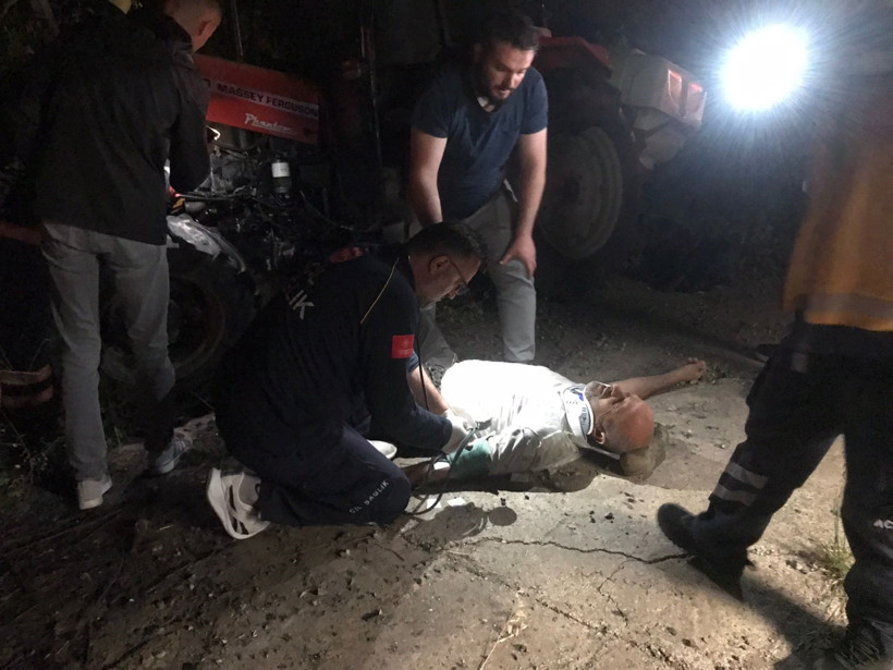 Traktör ile hafif ticari araç çarpıştı: Yaralılar var! - Resim : 1