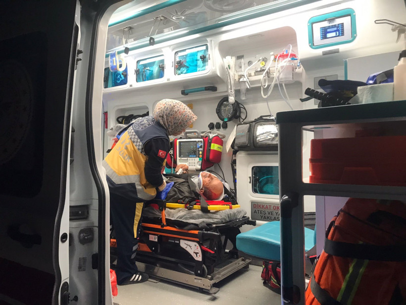 Traktör ile hafif ticari araç çarpıştı: Yaralılar var! - Resim : 3