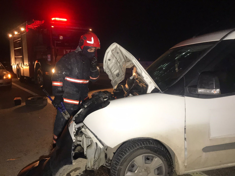 Traktör ile hafif ticari araç çarpıştı: Yaralılar var! - Resim : 2