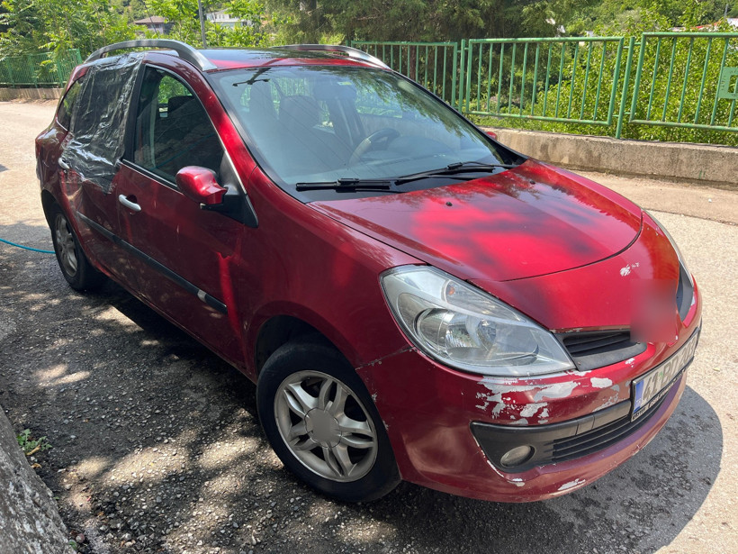 Kocaeli'de ipini koparan boğa otomobilin üzerine düştü - Resim : 2