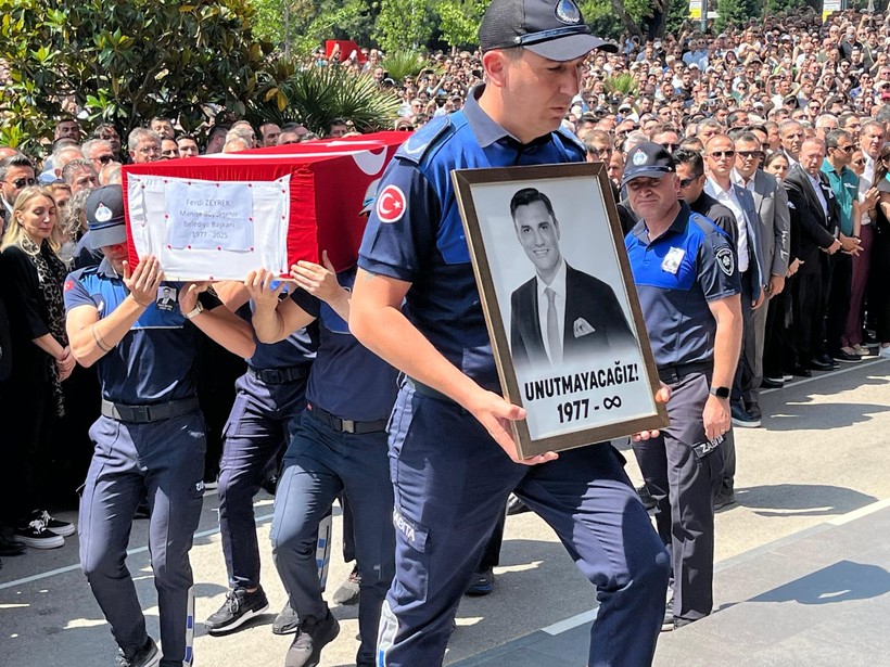 Özgür Özel, Ferdi Zeyrek’in sevdiği Deniz Baykal anısıyla ağladı - Resim: 5