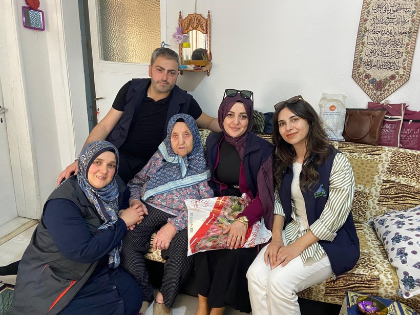 Alo Evlat Sağlık Kulübü bayramda yaşlı ve hasta vatandaşları ziyaret etti - Resim : 1
