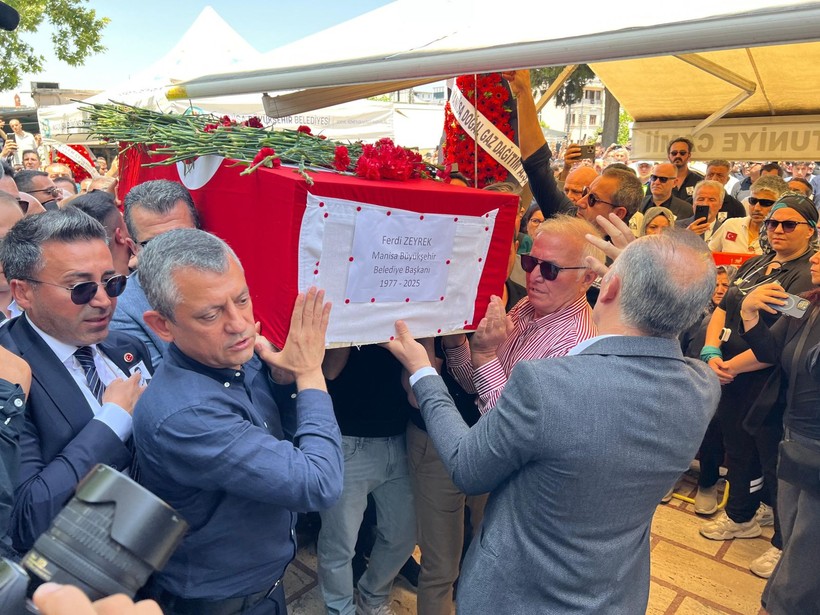 Özgür Özel, Ferdi Zeyrek’in sevdiği Deniz Baykal anısıyla ağladı - Resim: 4