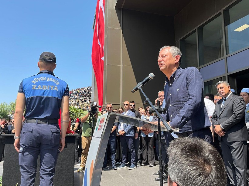 Özgür Özel, Ferdi Zeyrek’in sevdiği Deniz Baykal anısıyla ağladı - Resim: 7