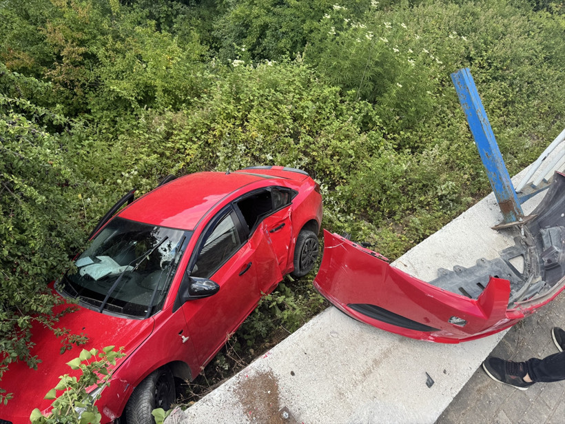 Metrelerce yüksekten ağaçlık alana uçtu! 4 kişi yaralandı - Resim : 1