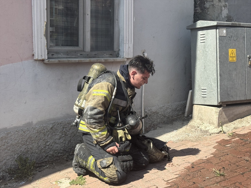 Yanan evde mahsur kalan 3 kişi ölümden döndü! - Resim : 1