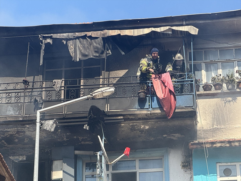 Yanan evde mahsur kalan 3 kişi ölümden döndü! - Resim : 2