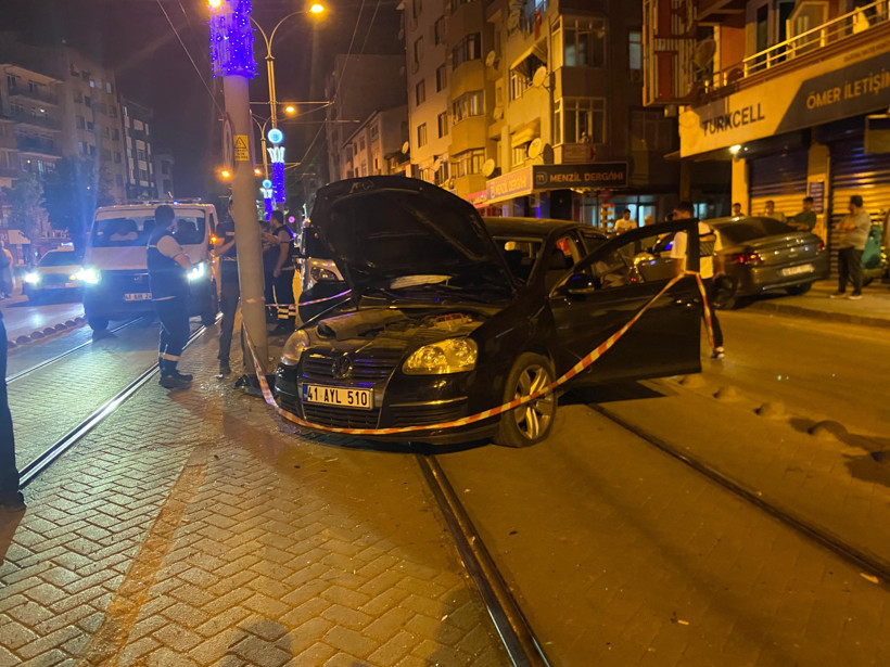 Alkollü sürücü tramvay yoluna daldı: Yaralılar var! - Resim : 1