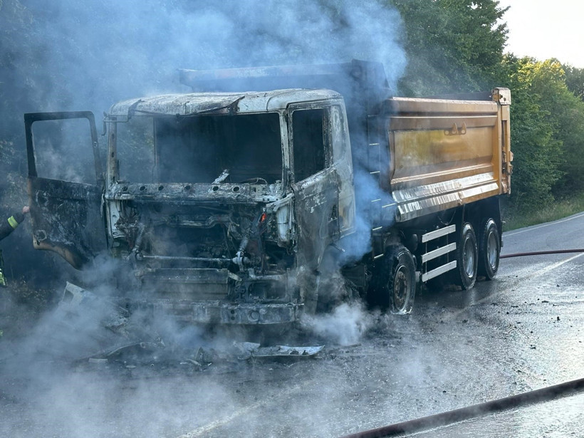Seyir halindeki hafriyat kamyonu alev topuna döndü! - Resim : 1