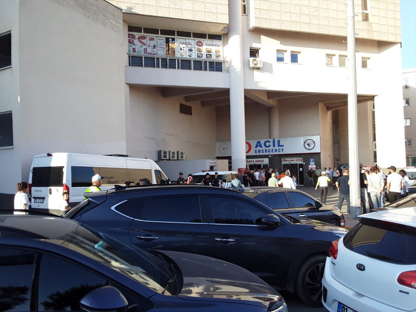 Vali İlhami Aktaş, Belediye Başkanı Muzeffer Bıyık'ı hastanede ziyaret etti - Resim : 1