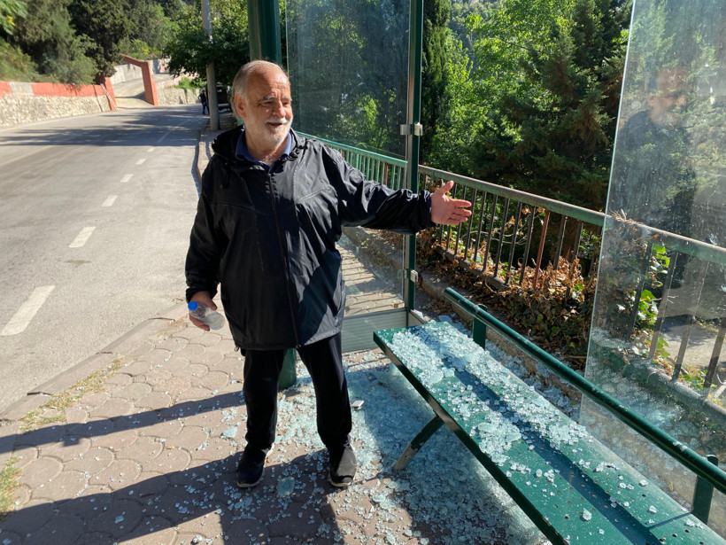 Otobüs durağına saldırı… Durağın camları kırıldı, kimyasal madde bulundu! - Resim : 2