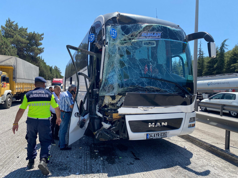 2 tır ve yolcu otobüsü birbirine girdi: 1'i ağır 3 yaralı - Resim : 2