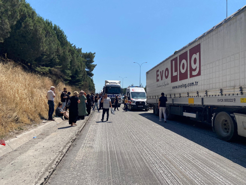 2 tır ve yolcu otobüsü birbirine girdi: 1'i ağır 3 yaralı - Resim : 1