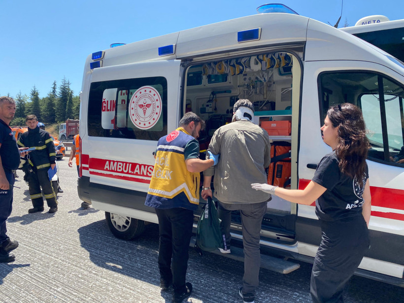 2 tır ve yolcu otobüsü birbirine girdi: 1'i ağır 3 yaralı - Resim : 8