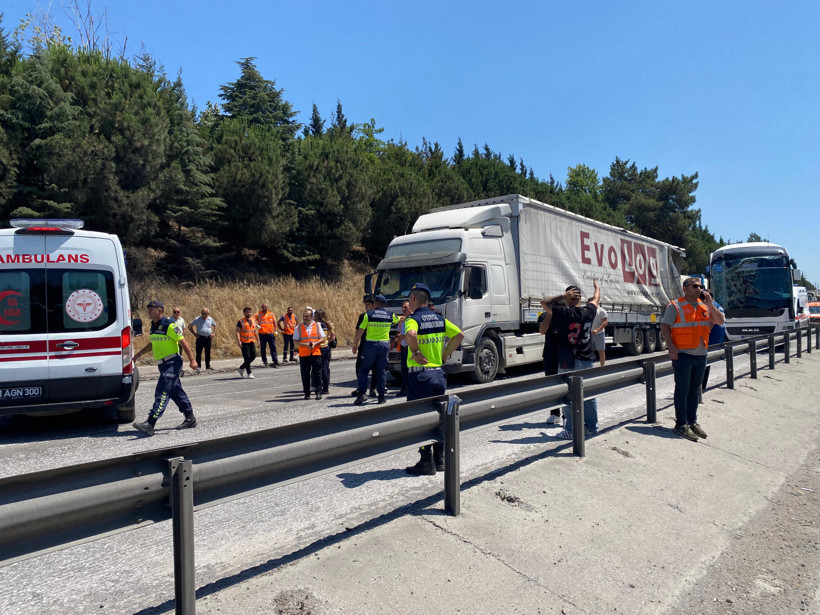 2 tır ve yolcu otobüsü birbirine girdi: 1'i ağır 3 yaralı - Resim : 5
