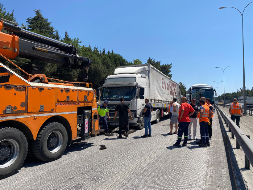 2 tır ve yolcu otobüsü birbirine girdi: 1'i ağır 3 yaralı - Resim : 4