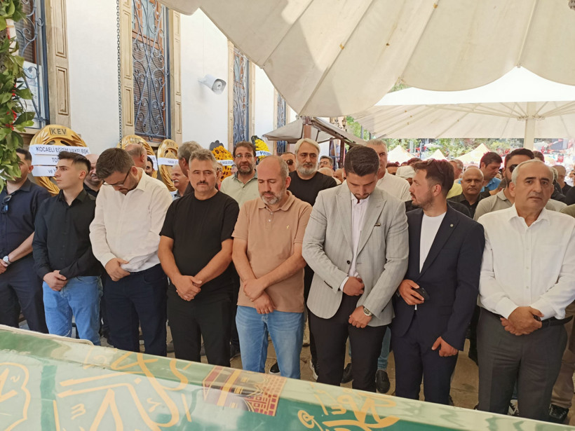 Yaşar Can babasını son yolculuğuna uğurladı - Resim : 4