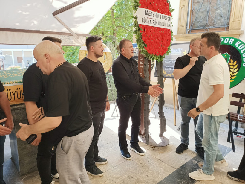 Yaşar Can babasını son yolculuğuna uğurladı - Resim : 15