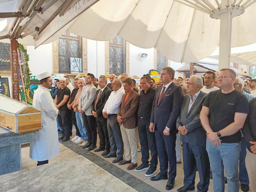 Yaşar Can babasını son yolculuğuna uğurladı - Resim : 2