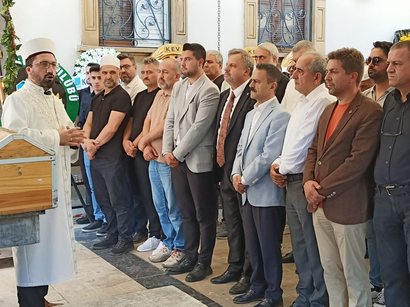 Yaşar Can babasını son yolculuğuna uğurladı - Resim : 1