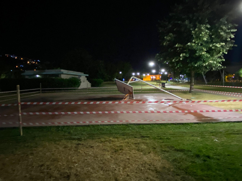 Defalarca bildirilmiş... Basketbol potası bir gencin üzerine devrildi! - Resim : 5