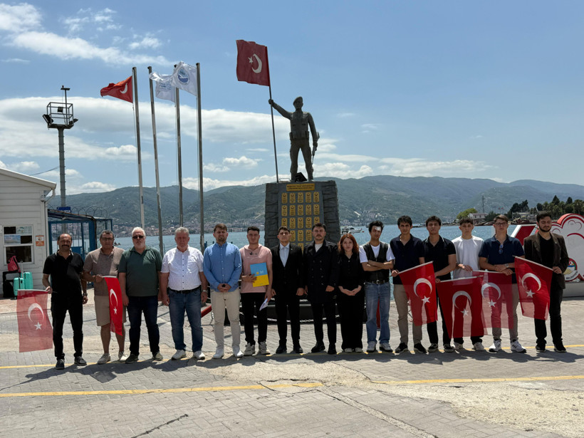 Atatürk büstüne saldırıya İYİ Partili gençlerden sert tepki: Ey gaflet içindeki yobaz! - Resim : 1