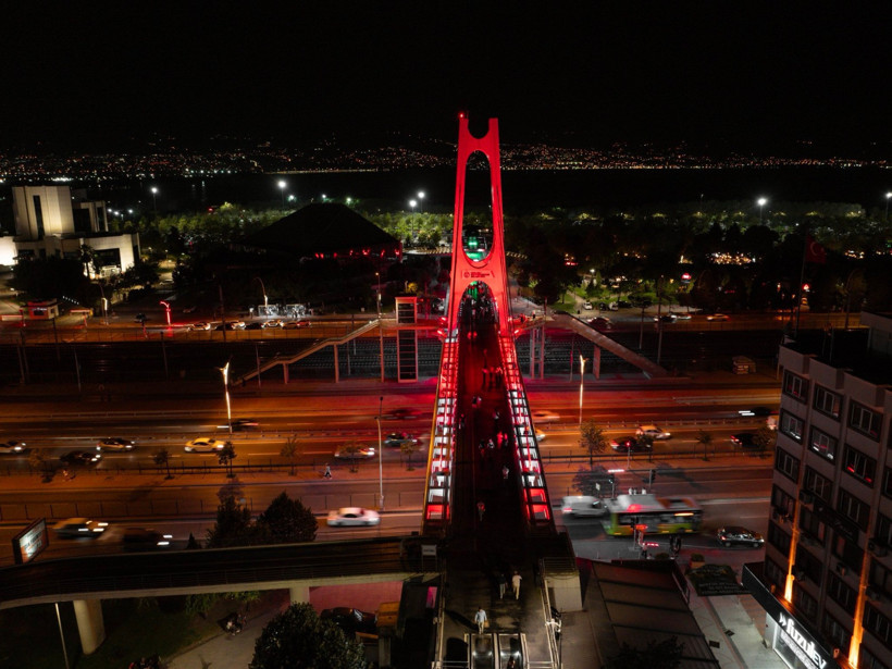 Bayrak çağrısına Büyükşehirden yanıt! Kent kırmızı beyaz renklere büründü - Resim : 4