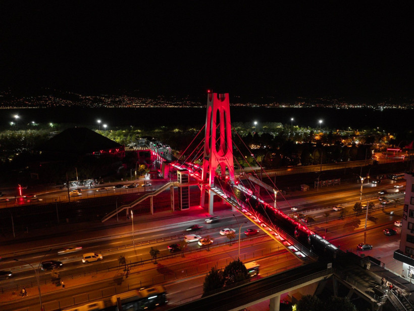 Bayrak çağrısına Büyükşehirden yanıt! Kent kırmızı beyaz renklere büründü - Resim : 1