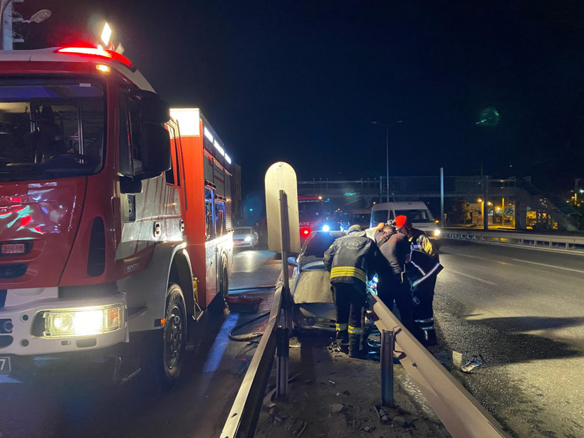 Bariyerlere saplandı: Burnu bile kanamadı - Resim : 1