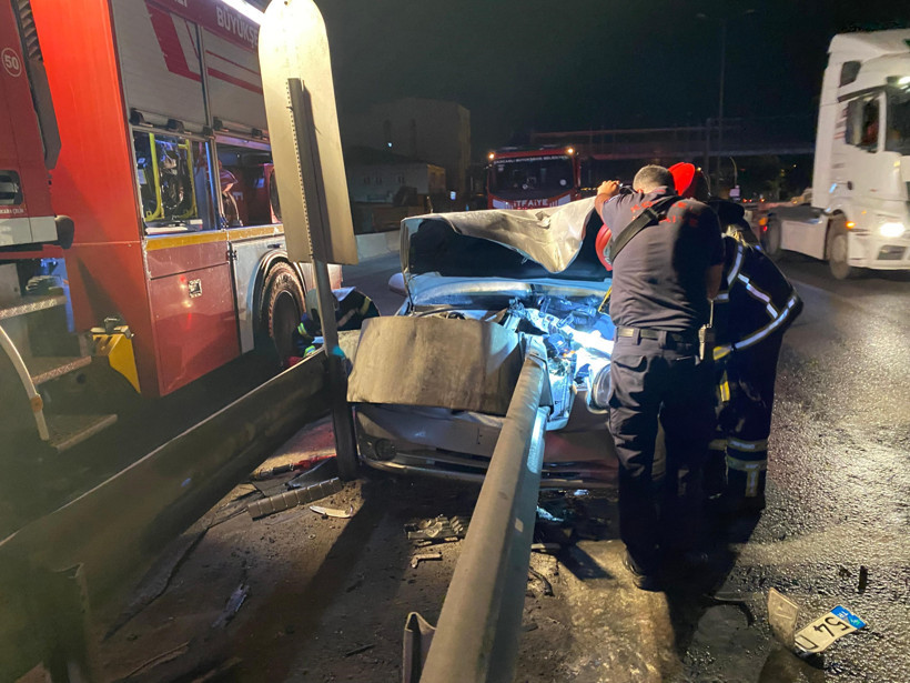 Bariyerlere saplandı: Burnu bile kanamadı - Resim : 3