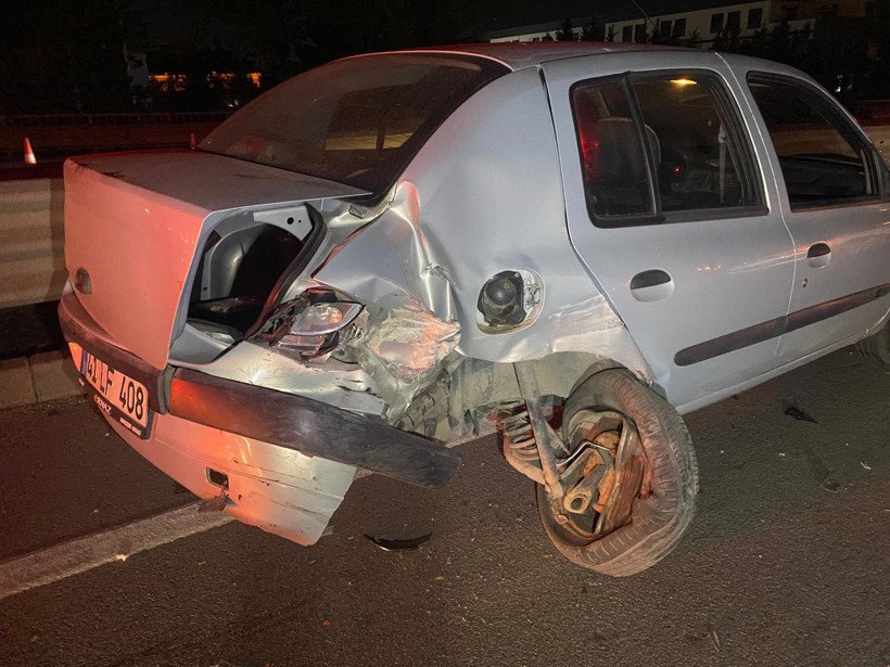 İki otomobil birbirine girdi! Ekipler seferber oldu - Resim : 3