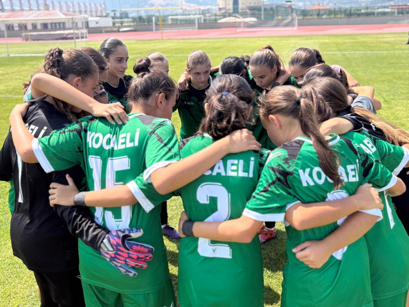 İzmit’in kızları Afyon’dan Türkiye şampiyonu döndü! “2-1” - Resim : 1