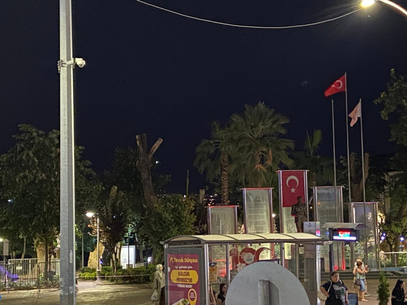 2 kişi hayatını kaybetti... Meydandaki ağaçlar budandı - Resim : 4