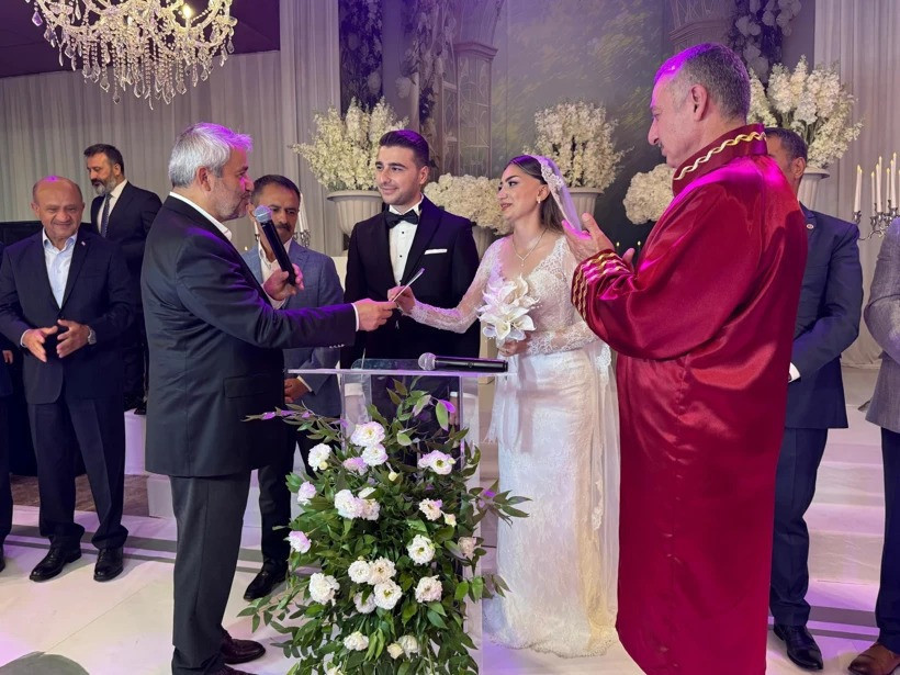 Düğünde siyaset sessizce konuştu! - Resim : 1