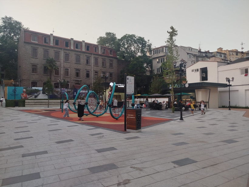 Sörler Okulu meydanında görsel bir yanlışlık ve betonlaşma üzerine - Resim : 1