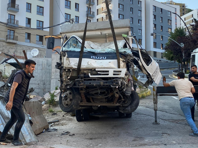 Santral Yokuşu'nda kaza... Sürücü araçta sıkıştı! - Resim : 6
