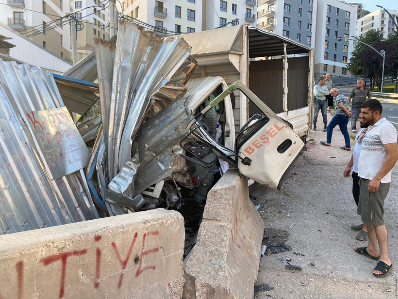 Santral Yokuşu'nda kaza... Sürücü araçta sıkıştı! - Resim : 3