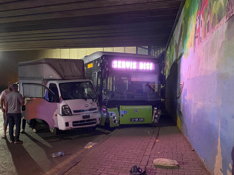 Halk otobüsü ile kamyonet çarpıştı: Yaralılar var! - Resim : 1