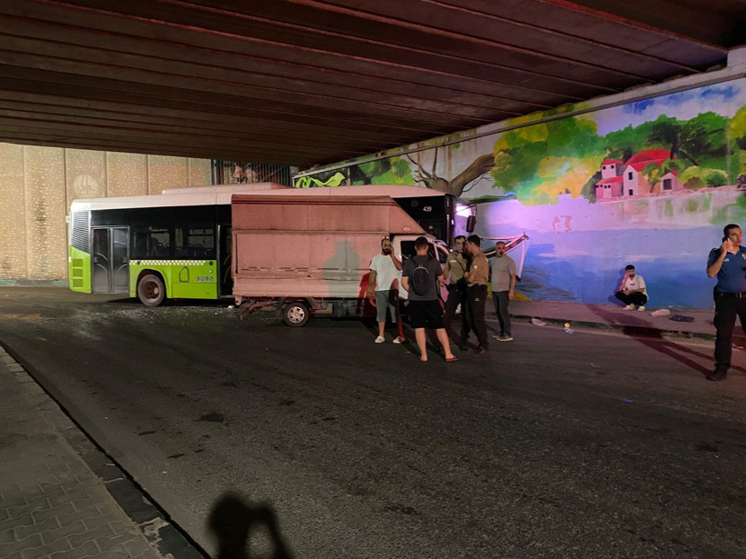 Halk otobüsü ile kamyonet çarpıştı: Yaralılar var! - Resim : 3