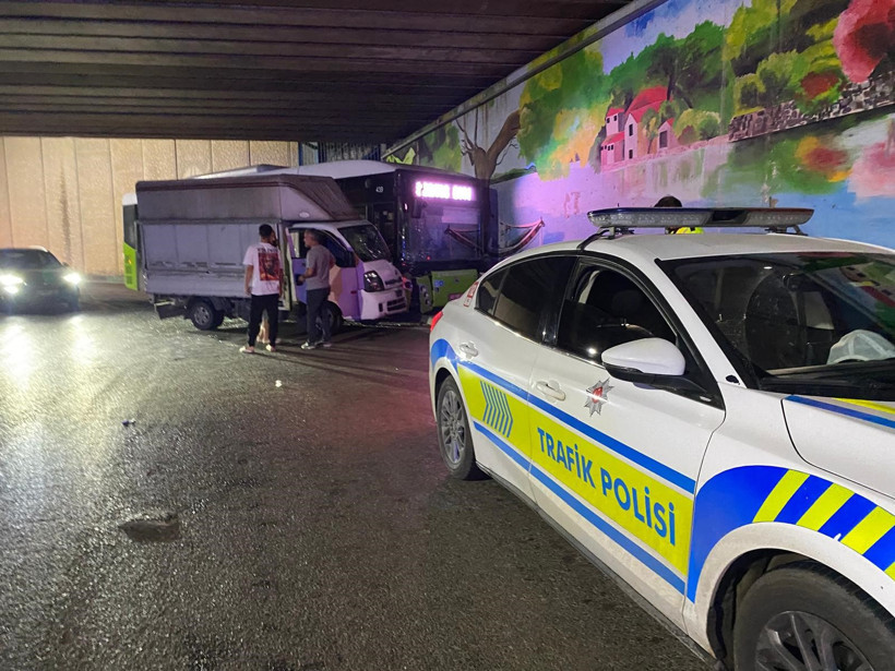 Halk otobüsü ile kamyonet çarpıştı: Yaralılar var! - Resim : 2