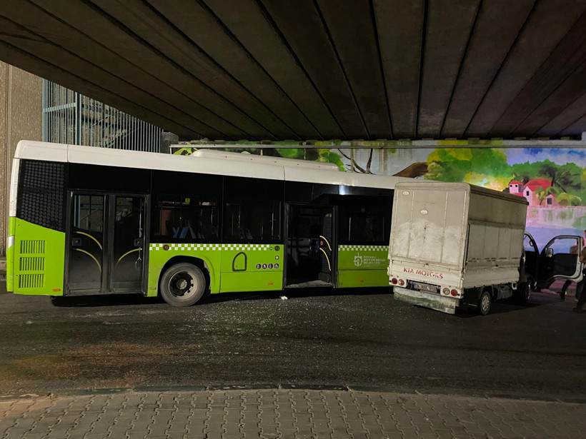 Halk otobüsü ile kamyonet çarpıştı: Yaralılar var! - Resim : 4