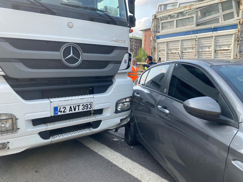 TEM Otoyolu'nda zincirleme kaza! 3 otomobil 1 TIR... - Resim : 4