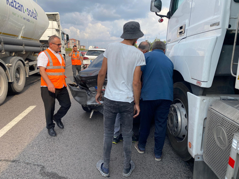 TEM Otoyolu'nda zincirleme kaza! 3 otomobil 1 TIR... - Resim : 3