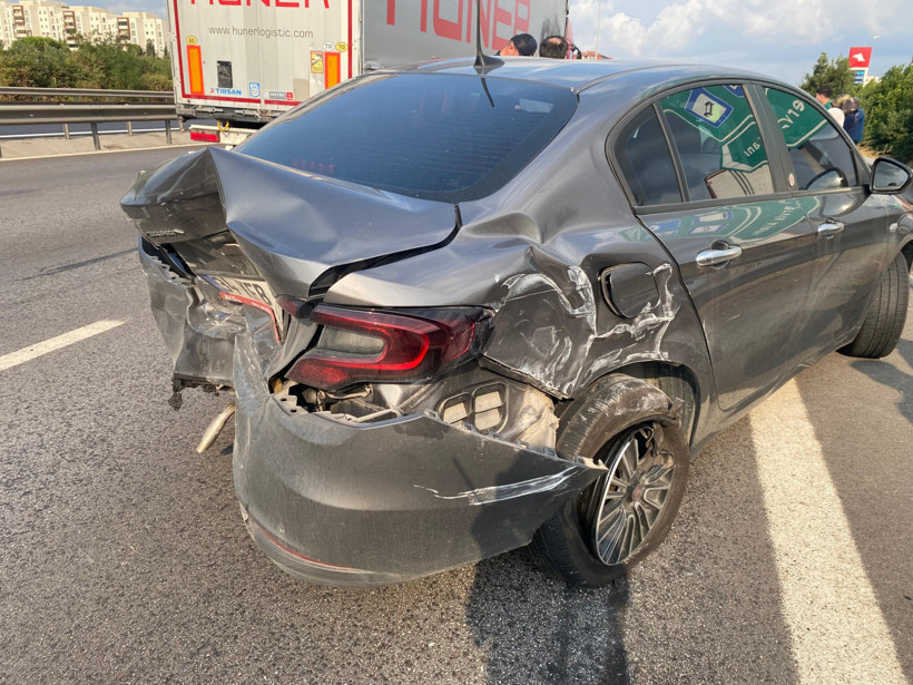 TEM Otoyolu'nda zincirleme kaza! 3 otomobil 1 TIR... - Resim : 1