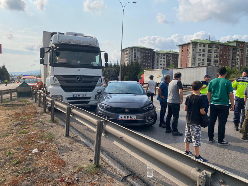 TEM Otoyolu'nda zincirleme kaza! 3 otomobil 1 TIR... - Resim : 5
