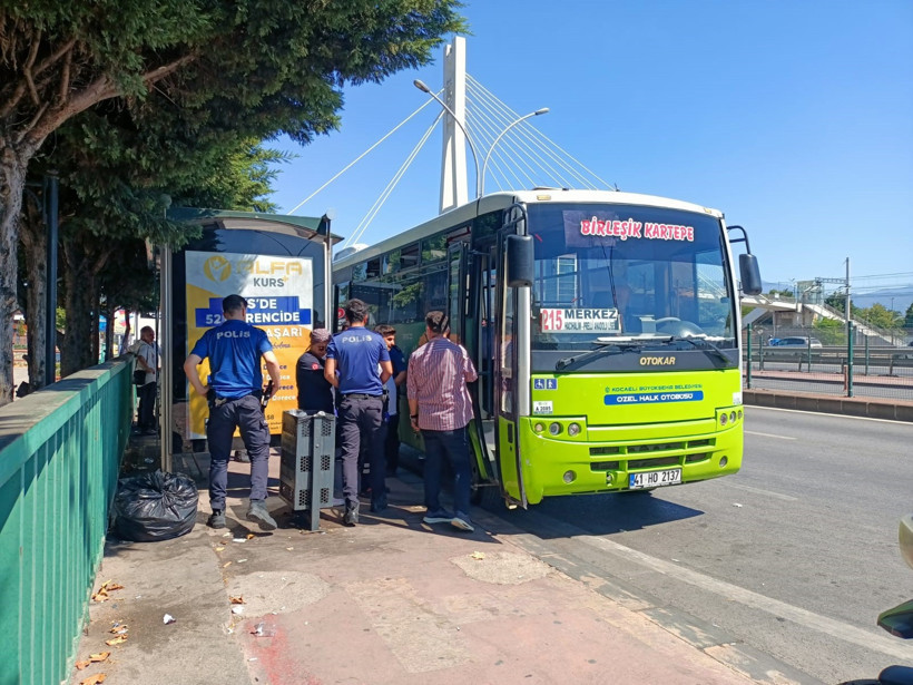 Kocaeli'de korkutan olay: Yolcusu ile tartıştı, bıçağı boynuna dayadı! - Resim : 2