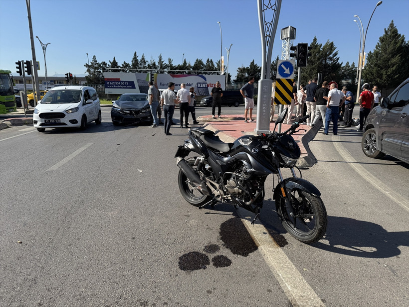 Motosiklet ve otomobil çarpıştı... Sürücünün başında gözyaşı döktü! - Resim : 1