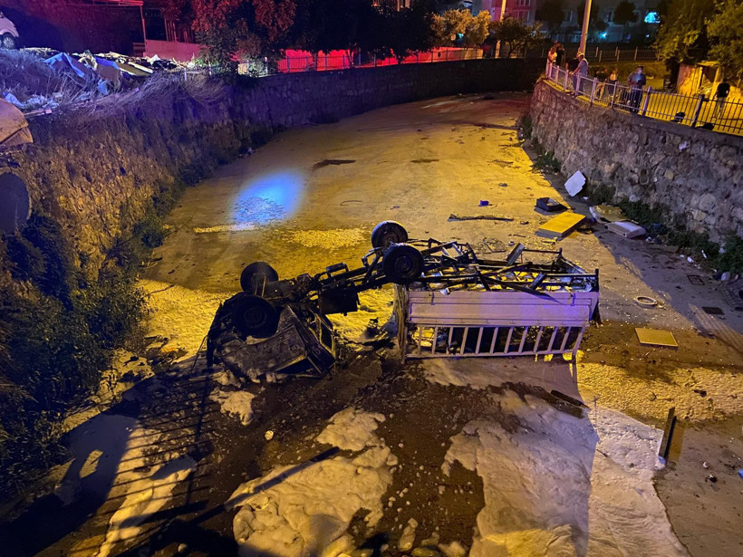 Freni boşaldı, dere yatağına düştü... Aniden alev topuna döndü! - Resim : 2